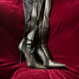Carlos by Carlos Santana Black and Gray Snakeskin Heeled Boots w/elastic grip